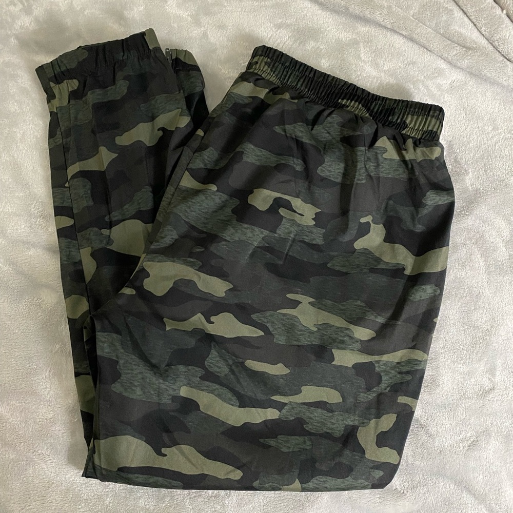 LIKE NEW CAMO JOGGERS